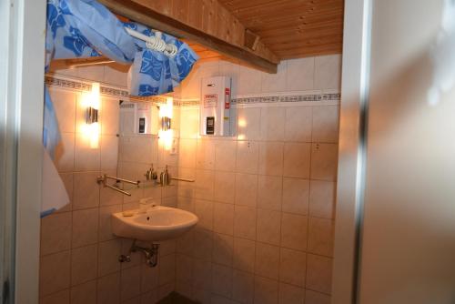 柏林的住宿－Gästehaus Kevin Schult，一间带水槽和镜子的浴室