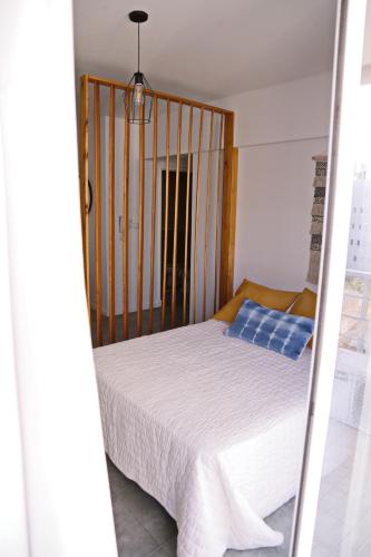 a bedroom with a bed with a wooden headboard at CHIVILCOY APART in Chivilcoy