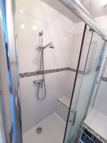 une salle de bain avec une douche avec une porte vitrée dans l'établissement Appartement Vue Mer 212, à Canet