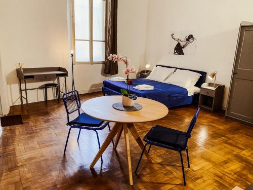 uma sala de estar com uma cama e uma mesa e um quarto em Residenza Studio delle Arti em Bolonha