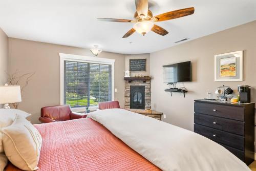 a bedroom with a bed and a ceiling fan at Granite Hills Inn in Leavenworth