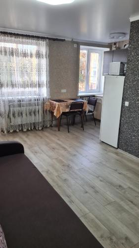 Η κουζίνα ή μικρή κουζίνα στο 2-х кімнатна квартира студія у центрі Миргорода