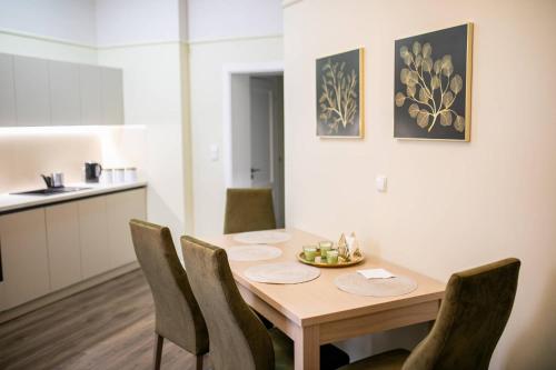 Il comprend une cuisine avec une table à manger et des chaises. dans l'établissement Venus, à Toruń