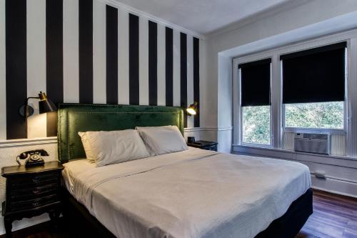 En eller flere senge i et værelse på New Hotel Collection Downtown St Pete