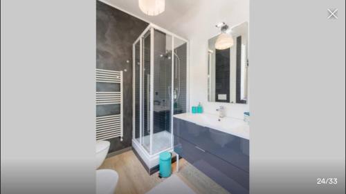 ein Badezimmer mit einem blauen Waschbecken und einem WC in der Unterkunft Piscina e relax nelle Langhe Villa Gaia in Bra