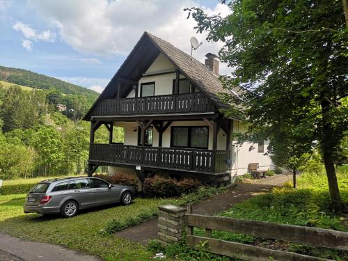 a house with a car parked in front of it at Top Ferienwohnung am Diemelsee, Sauerland Nähe Willingen Winterberg in Diemelsee