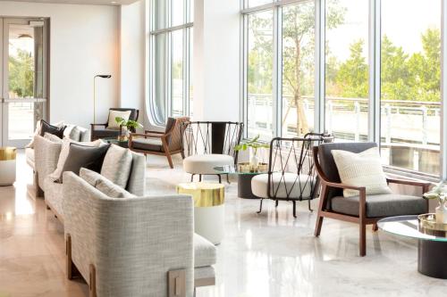Χώρος καθιστικού στο Kimpton - Hotel Palomar South Beach by IHG