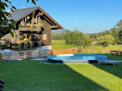 una casa con piscina en el patio en Haus Kaser, en Goderschach