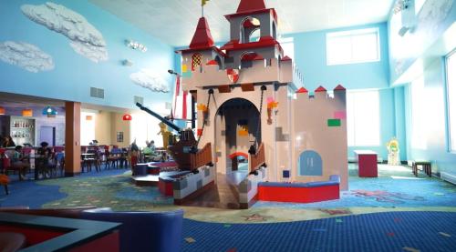 um castelo de brinquedo no meio de uma sala em LEGOLAND New York Resort em Goshen