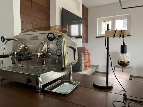 uma máquina de café expresso em cima de uma mesa em Alba Relais em Nemoli