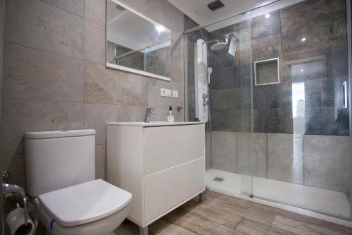 a bathroom with a toilet and a shower at CHALET ADOSADO CON TERRAZA Y AZOTEA in Los Realejos
