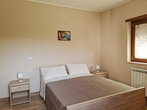 1 dormitorio con cama y ventana en Affittacamere Le Querce, en Teggiano