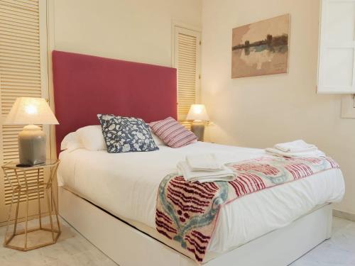 HomeySeville-Bright Apartment at Santa Cruz 4 pax, Parking Optional