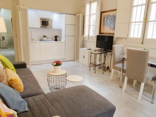 HomeySeville-Bright Apartment at Santa Cruz 4 pax, Parking Optional