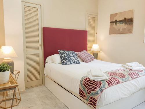 HomeySeville-Bright Apartment at Santa Cruz 4 pax, Parking Optional