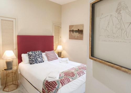 Postel nebo postele na pokoji v ubytování HomeySeville-Bright Apartment at Santa Cruz 4 pax, Parking Optional