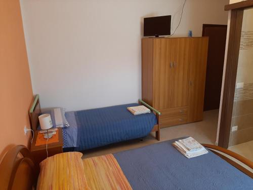 Habitación pequeña con cama y armario en B&B Casa Piva, en Serravalle