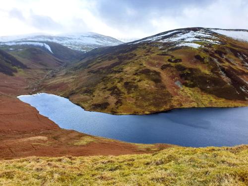 a lake on the side of a mountain at Cosy wood cabin in rural area near national park in Cumnock