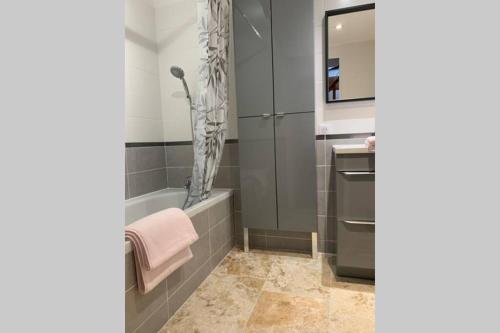 a bathroom with a bath tub and a sink at Belle-Vue in Hautvillers