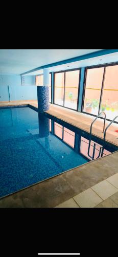 a swimming pool with a bench in the middle of it at Appartement avec piscine a 150m des jardins Majorelle in Marrakech