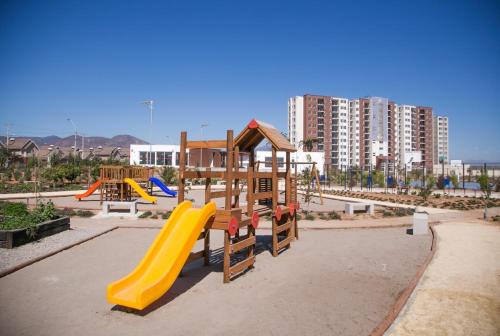 ein Spielplatz mit Rutsche in einem Park in der Unterkunft Hermoso departamento full equipado in Coquimbo