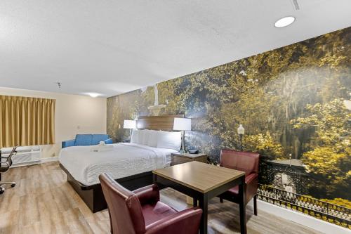 Ένα ή περισσότερα κρεβάτια σε δωμάτιο στο Clarion Pointe Savannah Gateway I-95