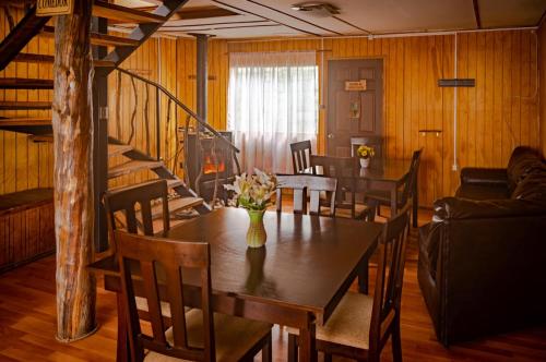 A restaurant or other place to eat at Hostal Lejana Patagonia