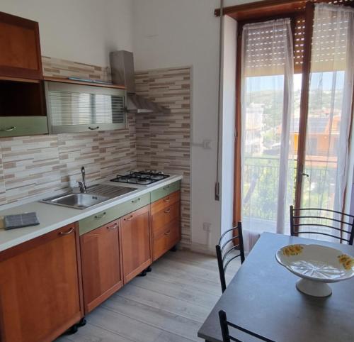 明圖爾諾的住宿－La Pepita，厨房配有水槽和桌子。