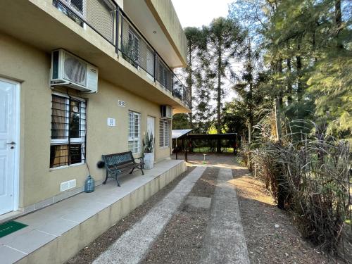 a building with a bench on the side of it at Apart Altos del Golf in Colón