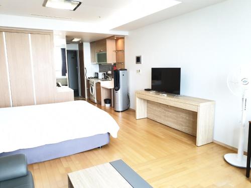 um quarto grande com uma cama e uma cozinha em Good Day Airtel em Incheon