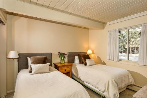 Vuode tai vuoteita majoituspaikassa Standard Two Bedroom - Aspen Alps #106