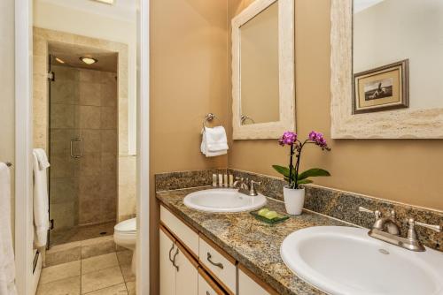 亞斯本的住宿－Standard 2 Bedroom - Aspen Alps #115，一间带两个盥洗盆和淋浴的浴室