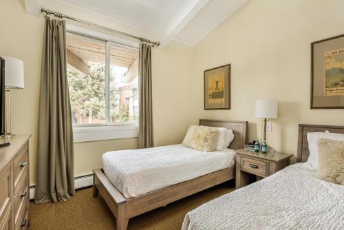 アスペンにあるStandard 2 Bedroom - Aspen Alps #115のベッドルーム1室(ベッド2台、窓付)