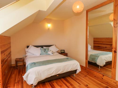 ein Schlafzimmer mit zwei Betten und einem großen Spiegel in der Unterkunft Mead House in Darlington