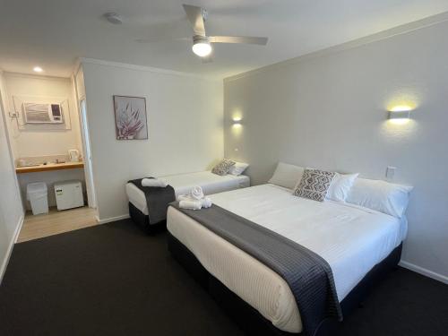 ein Hotelzimmer mit einem großen Bett in einem Zimmer in der Unterkunft Royal Hotel Motel Scone in Scone