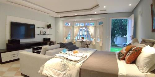 特雷索波利斯的住宿－Casa Verde - Suíte 1，带沙发和电视的客厅