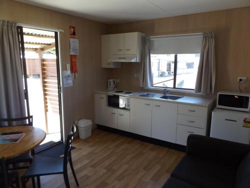 Cucina o angolo cottura di Birubi Beach Holiday Park