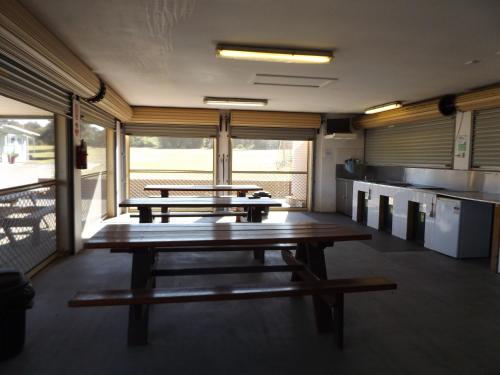 Cucina o angolo cottura di Birubi Beach Holiday Park