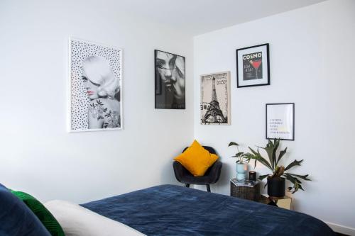 1 dormitorio con 1 cama y cuadros en la pared en Luxury Cozy 2Bdr Apt WiFi ☆ Netflix ☆Gas Log Fire, en Seaford