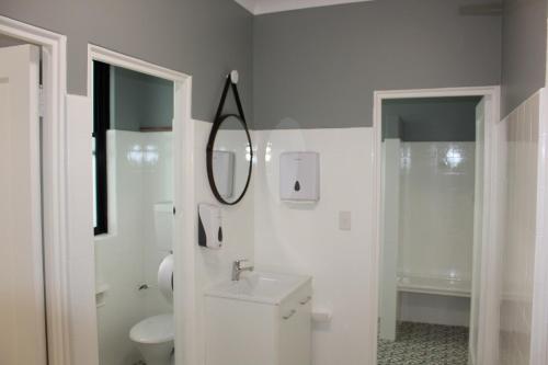 uma casa de banho branca com um lavatório e um espelho em Colliery Inn Wallsend em Newcastle