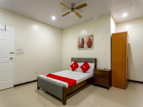 a bedroom with a bed and a ceiling fan at OYO 805 La Belladoza in Manila