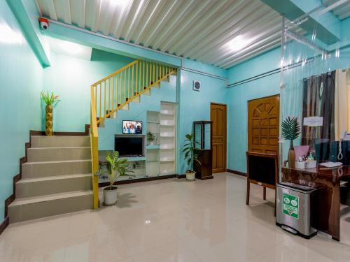 a room with a staircase and a stair case at OYO 805 La Belladoza in Manila