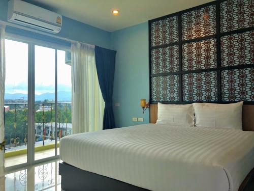 Postel nebo postele na pokoji v ubytování Phuket Chinoinn-SHAPlus Certified