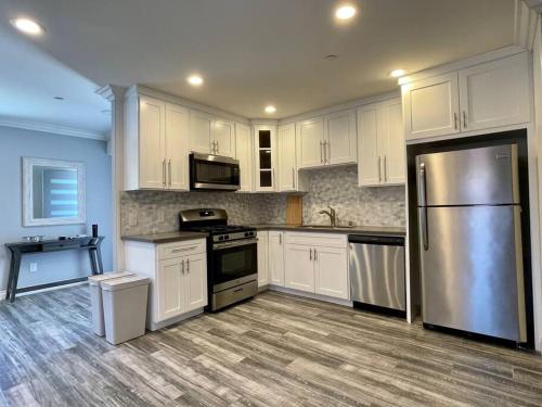 A kitchen or kitchenette at Newly Built Townhouse - Prime Hollywood Location