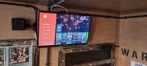 キーウにあるHostel Prisonの壁掛けのテレビの看板