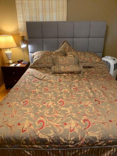 Una cama con manta y almohadas. en Private Guest Bedroom-1W West Room - Close to Lake Michigan, en Sheboygan