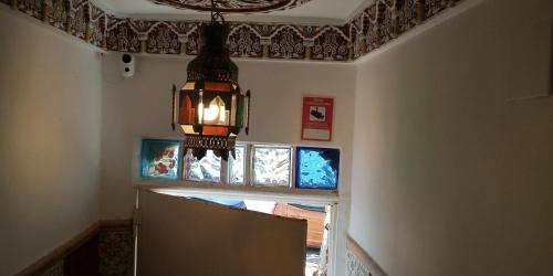 una lámpara de araña colgando del techo de una habitación en Casa Marhaba - Welcome, en Sevilla