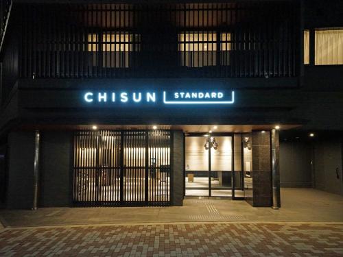 ein Gebäude mit einem Schild, das chinesisches stanjad liest in der Unterkunft CHISUN STANDARD Kyoto Horikawa Gojo in Kyoto