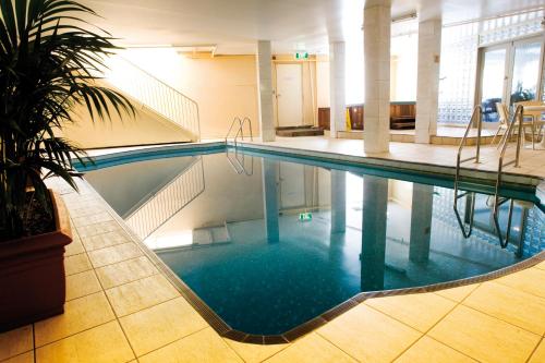 
a large swimming pool in a large room at Adelaide Royal Coach in Adelaide
