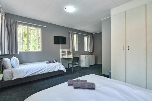Llit o llits en una habitació de Inn & Out Sandton